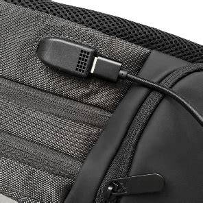 Infografika: rozložení kapes a USB portu na přebalovacím batohu