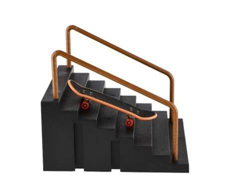 prstový skateboard se schody a zábradlím