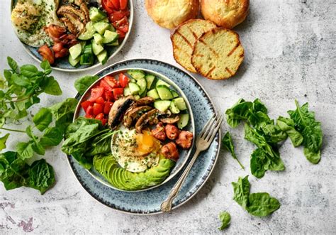 Štír, jak dohlíží na zdravé jídlo své rodiny