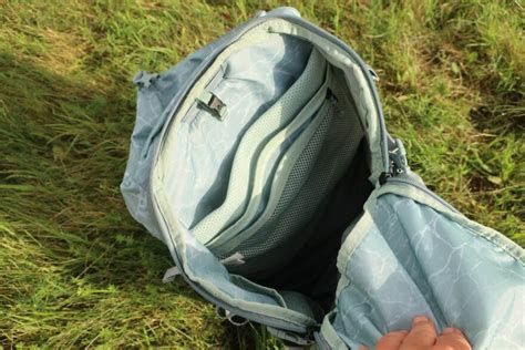 Detailní záběr na vnitřní uspořádání přebalovacího batohu s různými kapsami.