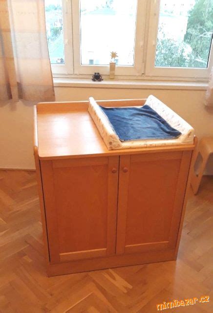 přebalovací pult dřevěný s úložnými košíky