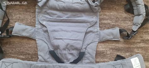 Detailní pohled na ergonomické nosítko Manduca s vyznačenými nastavitelnými prvky.