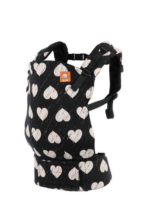 Detailní záběr na design nosítka Tula s motivem Wild Hearts.