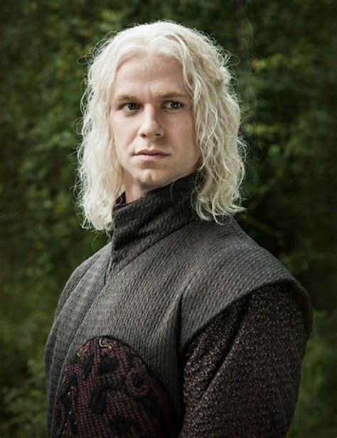 Scéna z turnaje v Harrenhalu, kde Rhaegar Targaryen korunuje Lyannu Stark.