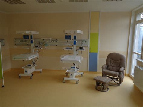 architektura porodnice v Krči s nápadným nápisem „Ústav mateřství“