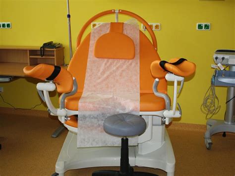 detail porodního gauče v porodním boxu