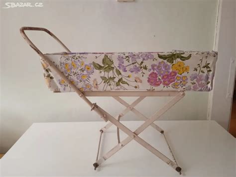 Detail velkých kol retro kočárku