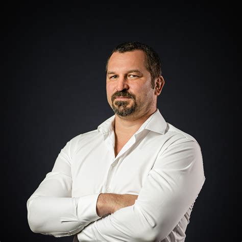 Obrázek: Srovnání poloh a detailů různých nosítek Ergobaby