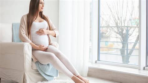 Těhotná žena v elegantních šatech
