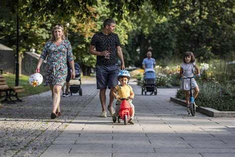 Rodina s kočárkem Gesslein v parku