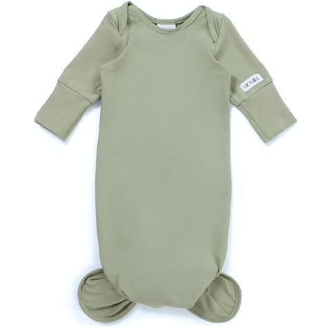 Detail ručního šití a kvalitního materiálu u dětského body Moniel