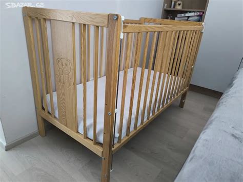 Dětská postýlka s prostěradlem s veselým motivem