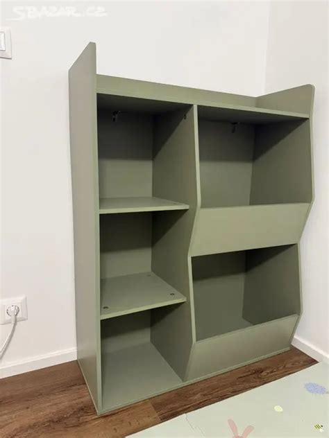 Ukázka Montessori dětského pokoje s nízkými poličkami a organizovaným prostorem