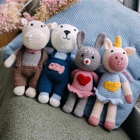 Ilustrace háčkovaných zvířátek pro miminka