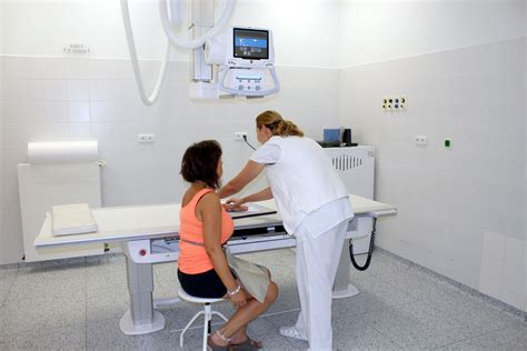 moderní rentgenový přístroj v nemocničním prostředí