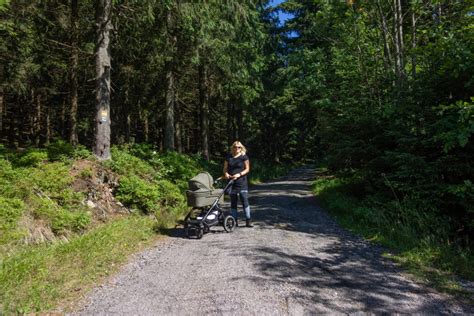 kočárek Emmaljunga NXT90F na štěrkové cestě v horách