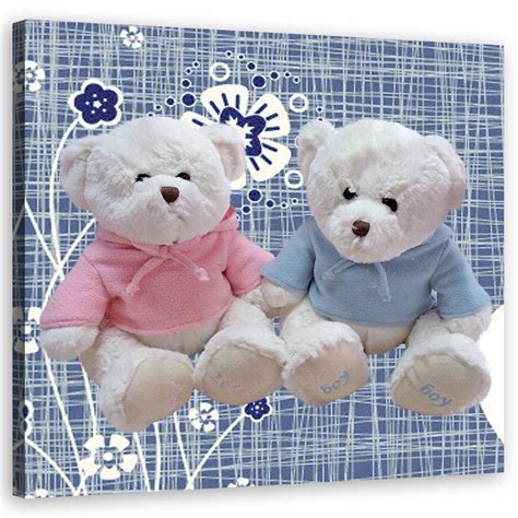 Tři okřídlení plyšoví medvídci na kolotoči