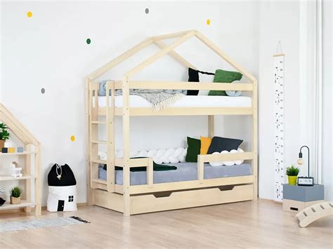 Ukázka různých designů dětských postýlek: patrová, ve tvaru auta, domeček