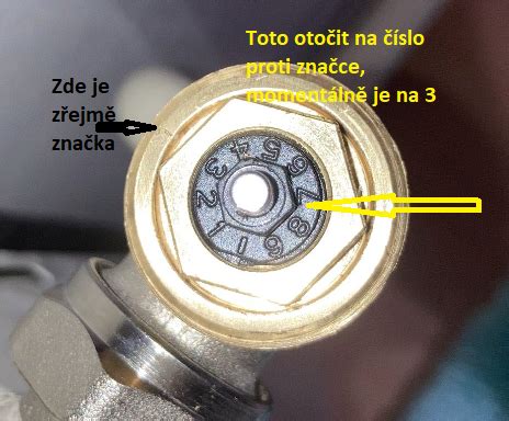 infografika ukazující, jak otočit lahvičku pro nastavení průtoku podle čárek na dudlíku