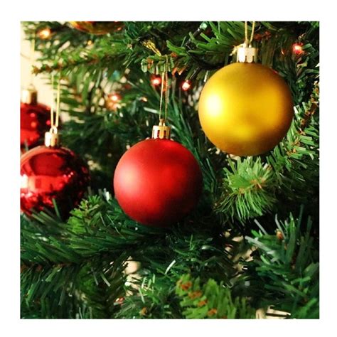 Detailní pohled na různé tvary a velikosti kojicích polštářů