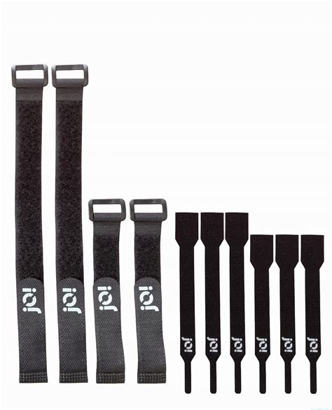 Ukázka různých typů zapínání bryndáků (suchý zip, zavazování)