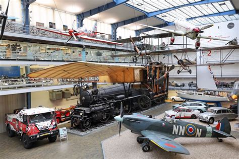 Exteriér Technického muzea Sinsheim s vystavenými letadly a dětskými atrakcemi