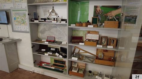 Detailní pohled na interiér muzea s leteckými exponáty a informačními panely