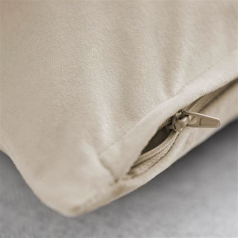 detailní záběr na texturu látky a případný zip peřinky