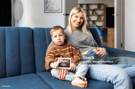 Těhotná žena s dýní v ruce
