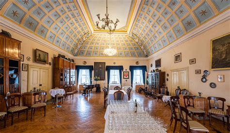 barokní zámek Rožďalovice s hodinovou věží