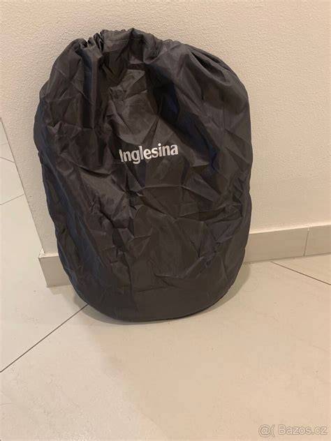 Rodič vede dítě ke stolu a krmná židlička