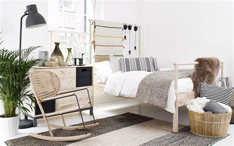 Ilustrace moderního dětského houpacího křesla v interiéru