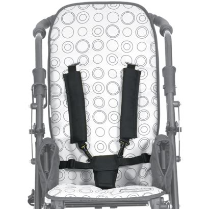 Detailní záběr na polstrované sedátko a pětibodový pás dětského lehátka