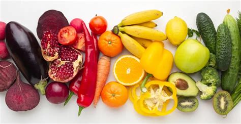 barevné uspořádání ovoce a zeleniny na talíři