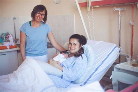 Fotografie: Studenti porodní asistence při výuce (symbolická)