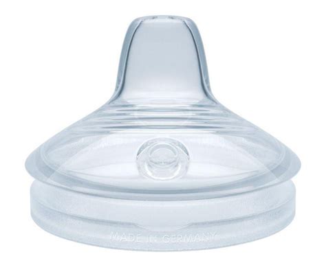 Detailní záběr na antikolikový ventil a silikonové pítko lahvičky NUK Nature Sense