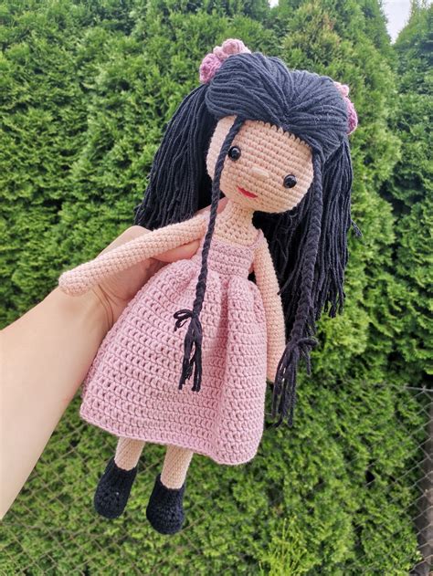 Ilustrační foto háčkované panenky v postýlce