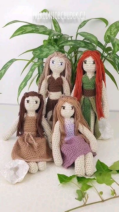Koláž různých háčkovaných panenek