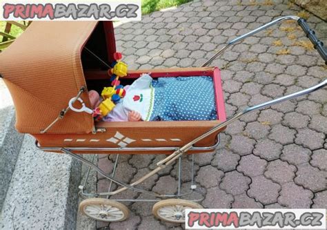 Detail háčkované postýlky s panenkou