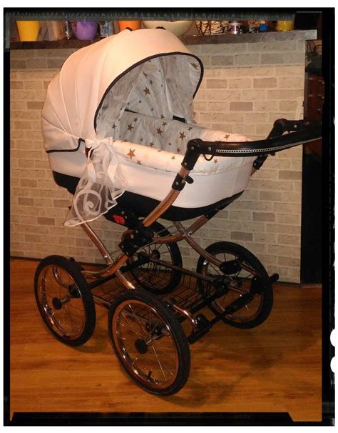 Detailní záběr na velká retro kola kočárku Tutek Retro a chromovou konstrukci.