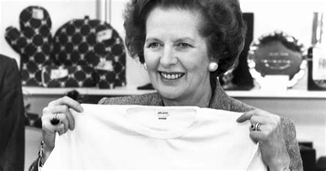 ilustrace znázorňující symbolické odhodlané ženy s transparenty o právech na potrat