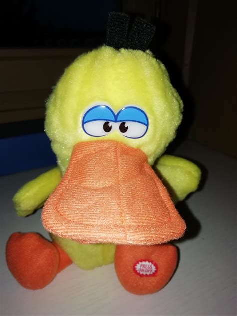 plyšová kachna v detailu s důrazem na hebkost materiálu a propracované detaily