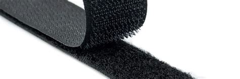 Detailní záběr na suché zipy a popruhy pro upevnění organizéru na rukojeť kočárku.