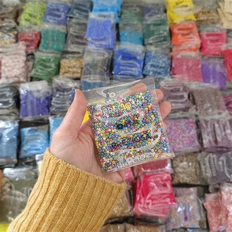 Ukázka různých druhů rokajlových korálků v různých velikostech a barvách