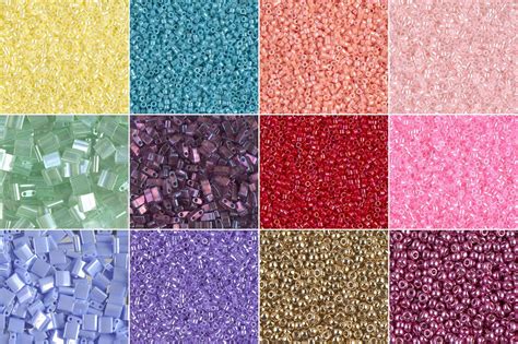 Ukázka hotových kojících korálků s různými druhy korálků a zapínáním