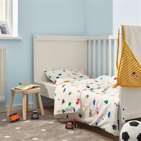 ilustrace dětské postýlky IKEA STUVA s vytaženými šuplíky