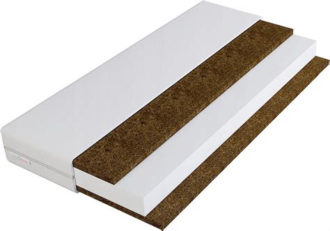 detail matrace do dětské postýlky s důrazem na bezpečnostní prvky