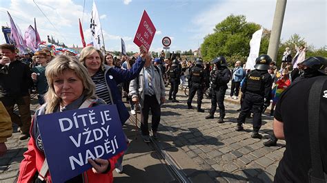 Infografika: hlavní argumenty pro a proti potratům a jejich dopady na zdravotní systém