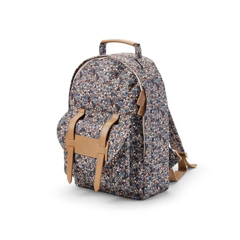 Fotografie batohu Elodie BackPack City v městském prostředí