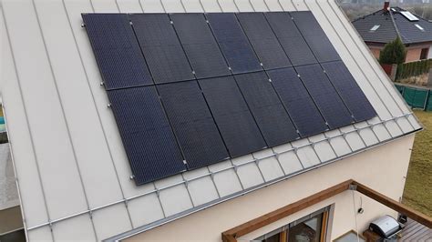 ilustrace znázorňující, jak se miminko chová při zvracení v různých polohách (záda, bok, břicho)